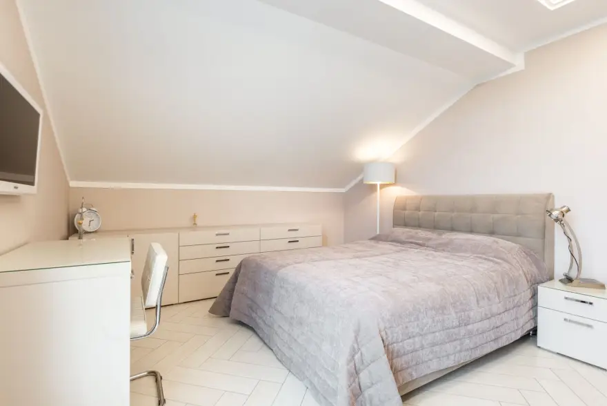 Chambre repeinte avec mobilier contemporain