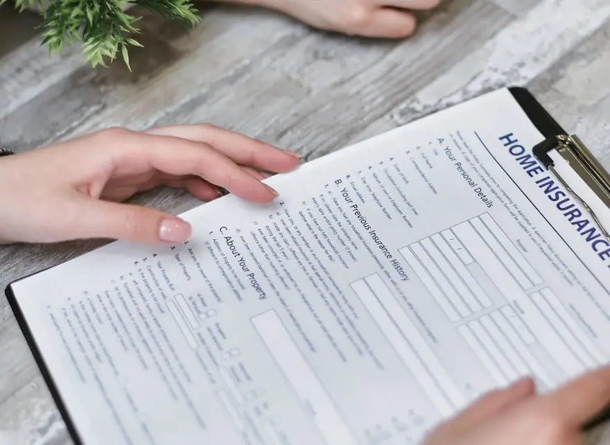 Dossier d’assurance habitation posé sur une table