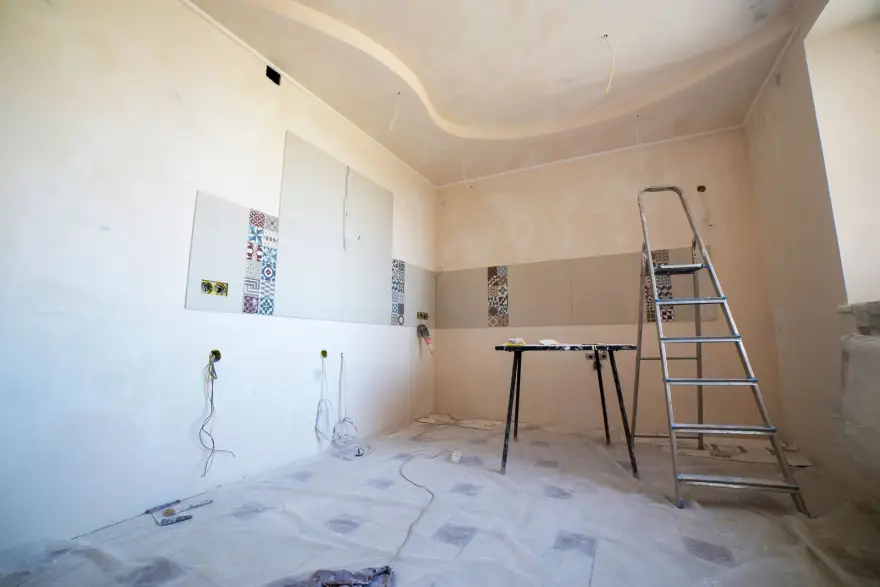 Pièce en cours de reprise avec outils et matériel de peinture