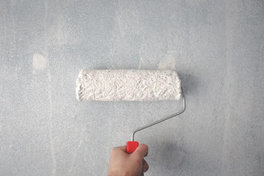 Plafond reprisé et repeint après une fuite