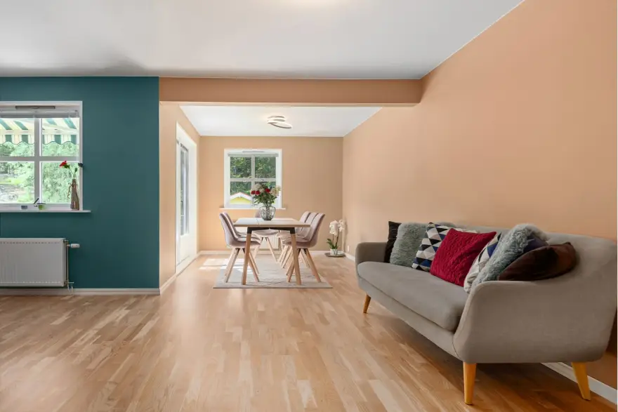 Séjour clair avec décoration sobre et lumière naturelle