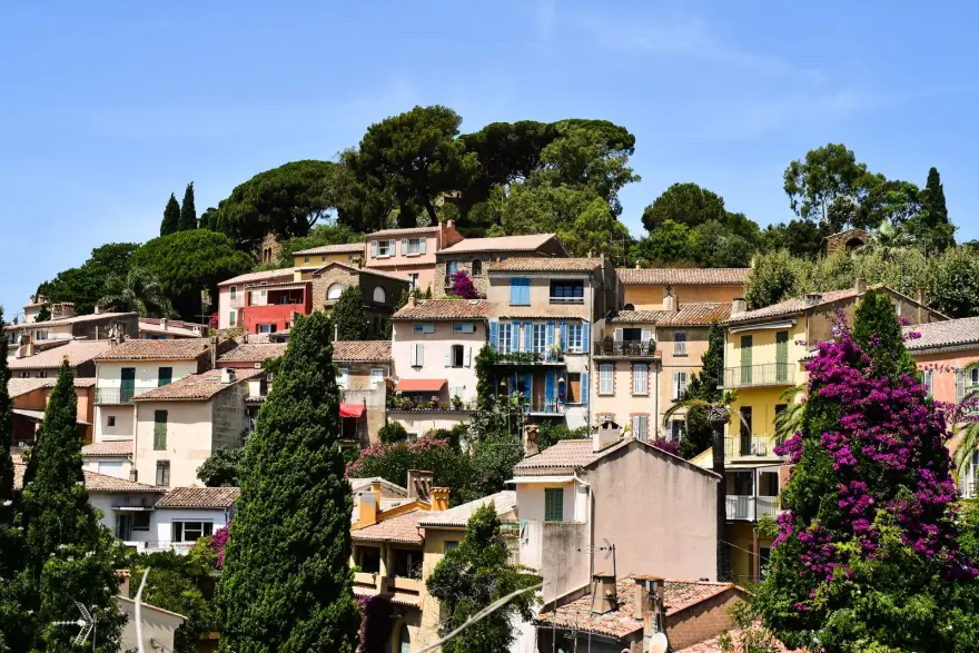 Village du littoral azuréen aux façades colorées